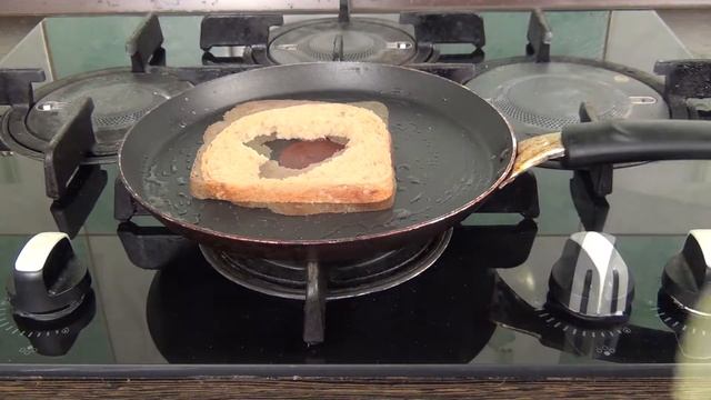 Яичница в форме сердца в тосте, приятный завтрак для влюблённых на 14 февраля смотреть онлайн