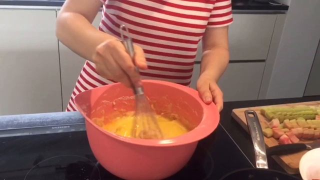 Пирог с ревенем и клубникой ?Пирог из ревеня и клубники смотреть онлайн