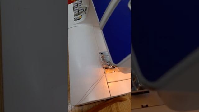 Как обработать швы бейкой специальной лапкой. смотреть онлайн