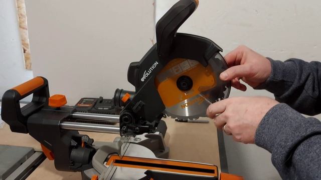 New Evolution Ext 18v range, R185SMS Sliding Mitre Saw смотреть онлайн