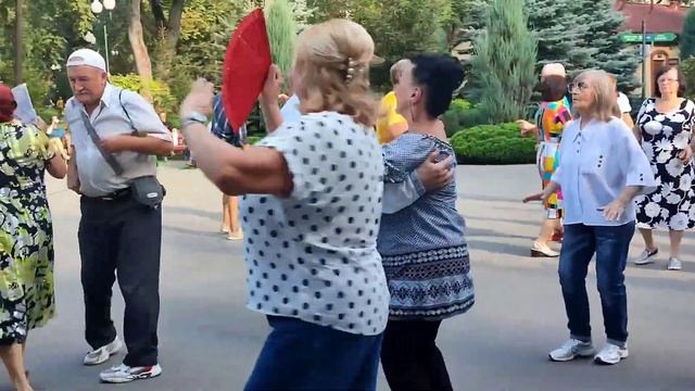 ДВА БИЛЕТА В ЭТО ЛЕТО! ТАНЦЫ ХАРЬКОВ УКРАИНА АВГУСТ 2023 смотреть онлайн