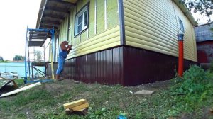 ВЛОГ/ОБШИВКА ДОМА САЙДИНГОМ ПРОДОЛЖАЕТСЯ/ОТДЕЛАЛИ СТЕНЫ САЙДИНГОМ/ОБШИВАЕМ БАЛКОН ПОТОЛОК 3 Х СЕКЦИ