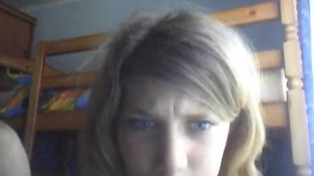 девочка пользуется веб камерой