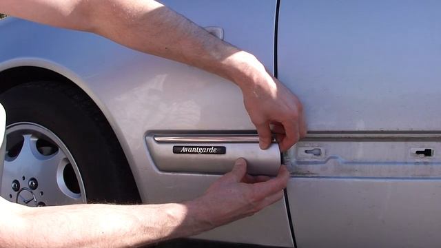Снятие молдингов Mercedes W210 Removing moldings смотреть онлайн