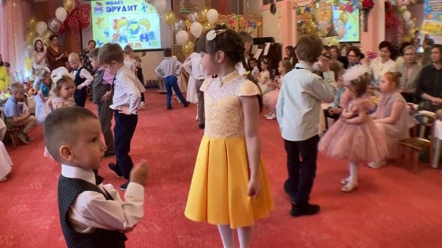 Танец с малышами. (О. Воеводина) Группа №9 