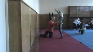 Стойка на руках у стены