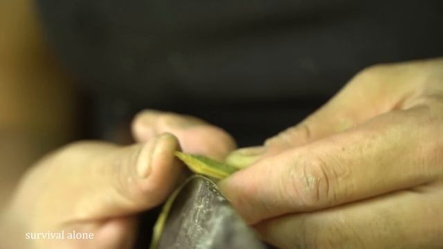 find great shelter, detect traces of wild chickens, hunting skills in the forest, survival alone смотреть онлайн