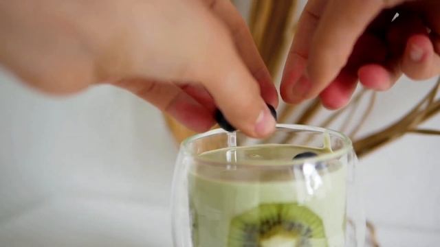 Multi-layer dessert with superfoods – green matcha and chia смотреть онлайн