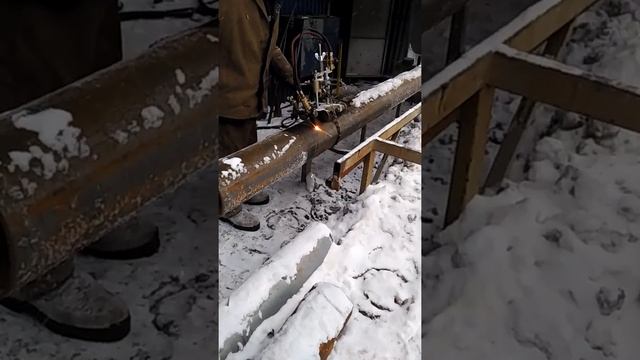 Ровная резка металлической трубы газом,