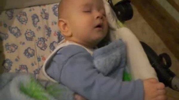 Прикольно засыпает малыш 2