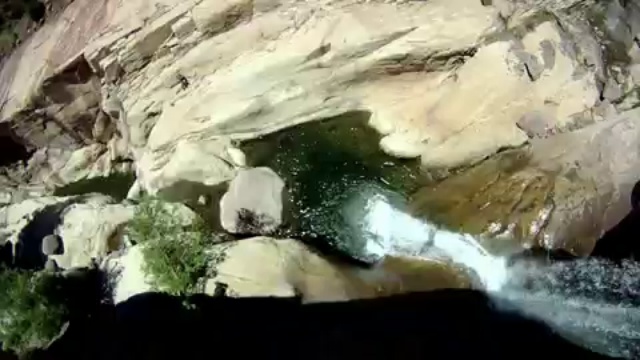 Нереальный прыжок с водопада с огромной высоты смотреть онлайн