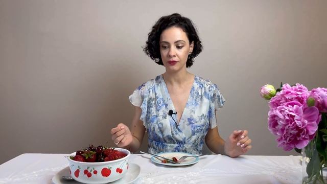 Правила этикета. Как правильно есть клубнику и черешню? смотреть онлайн