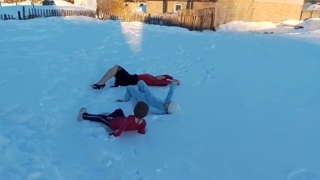 ой как жаль, такая жаркая зима заканчивается!🤣😂 #позитив #зимниеразвлечения #веселаямузыка смотреть онлайн