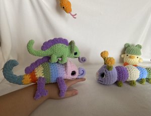 Амигуруми хамелеон гусеница из плюшевой пряжи