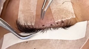 Наращивание ресниц. Процесс классического наращивания крупным планом.