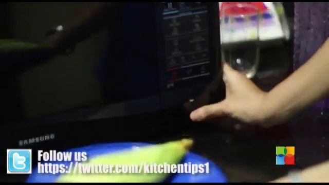 Easiest way to shuck corn | Ventuno Kitchen Tips смотреть онлайн