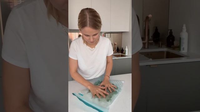 Как хранить зелень в холодильнике? #shorts смотреть онлайн