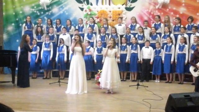 Белые ангелы - исп. Фролова Виктория и Михайлова Полина, хор ДМШ№15 смотреть онлайн