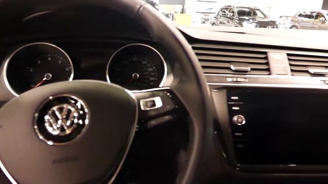 New 2019 VW Tiguan SUV Interior Tour - 2018 OC Auto Show, Anaheim, CA смотреть онлайн