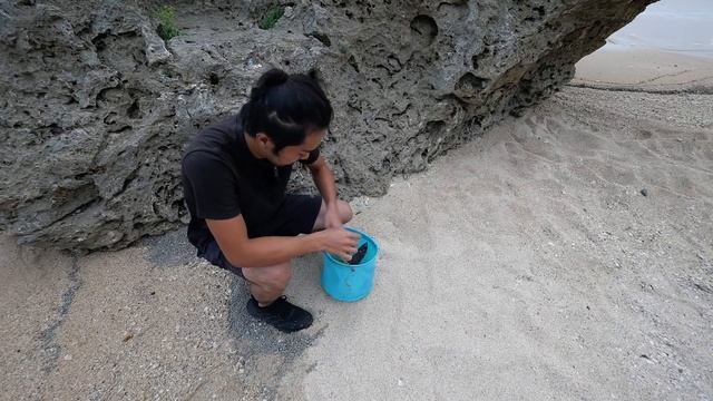 衝撃すぎる。。素潜りで人間より大きい怪物ウツボを捕獲する瞬間。【サバイバル10日目】