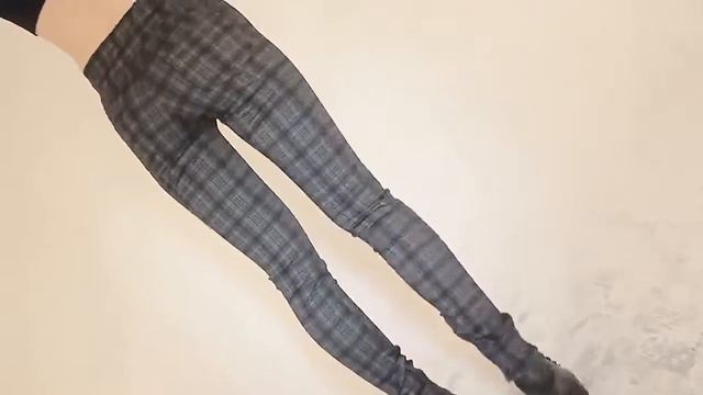 Леггинсы штаны 1987 в серо черную клетку со вставкой змейки в области каблука.