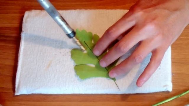 Кудрявая хризантема. Изготовление стебля с листьями смотреть онлайн