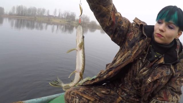 СПИННИНГ С ЛОДКИ. Рыбалка на щуку осенью #30 смотреть онлайн