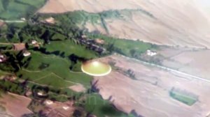 Инопланетяне наблюдают за самолетом. Aliens are watching the plane.