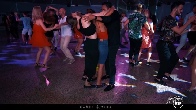 Bachata sensual two followers one leader | Dance Vida смотреть онлайн
