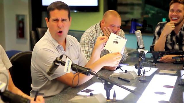 Elvis Duran Show Plays Telestrations: After Dark | Elvis Exclusive смотреть онлайн