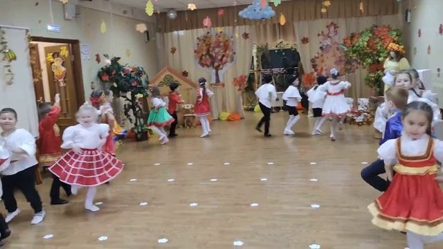 Песня-танец Бабка Ёжка, выгляни в окошко. смотреть онлайн