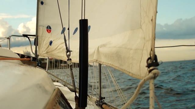Рассвет и грозовые тучи над Анапой. Яхта Испаньола смотреть онлайн