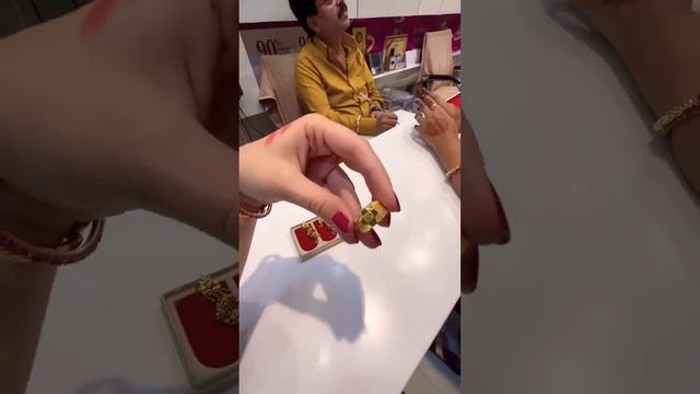 Женщины хвастаются золотом #india #vlog #travel #facts #trending #family #happy#gold#jewellery#woma смотреть онлайн