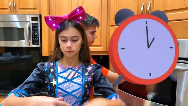 Настя с яркой корзинкой ходит к соседям на Хэллоуин и просит конфеты смотреть онлайн