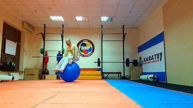 Упражнения с фитболом: кувырок, сальто, равновесие //Fitball-training// КARATE CLUB 