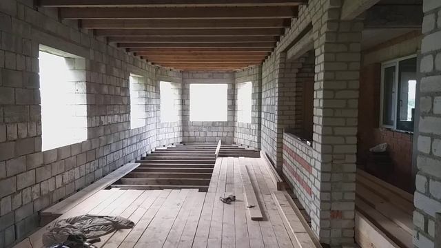 Строим любимый дом. Красивый зеленый дворик. Стелим полы перекрытия в гостинной. Любуемся видами. смотреть онлайн