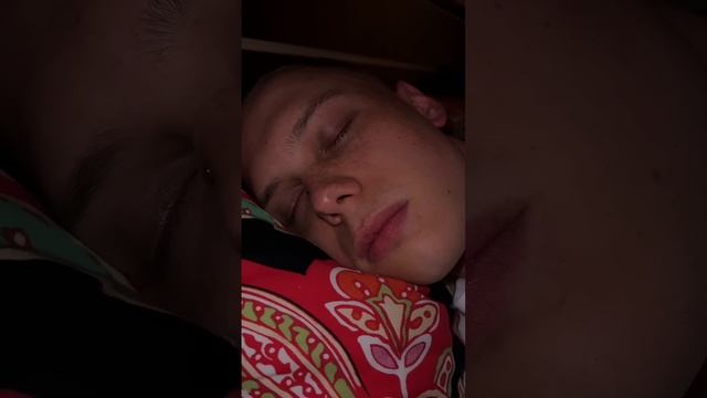 Когда мама зашла к тебе в комнату и надо сделать вид, что ты спишь: смотреть онлайн