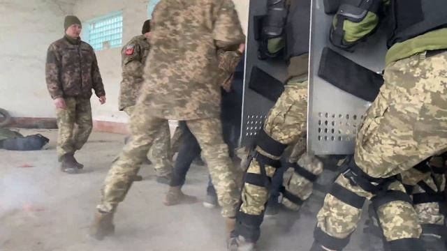 RIOT CONTROL IN 25TH MPTC | КОНТРОЛЬ МАСОВИХ ЗАВОРУШЕНЬ смотреть онлайн