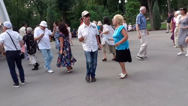 РАЗБИЛА ТЫ ЛЮБОВЬ МОЮ!???/ТАНЦЫ В ПАРКЕ ГОРЬКОГО ХАРЬКОВ ИЮЛЬ 2021 смотреть онлайн