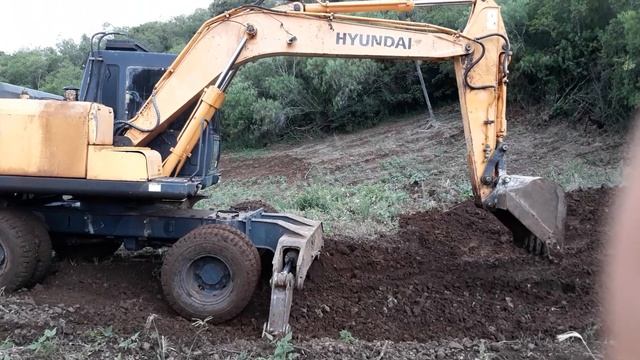 Escavadeira hidráulica com pneus Hyundai 140 em local difícil смотреть онлайн