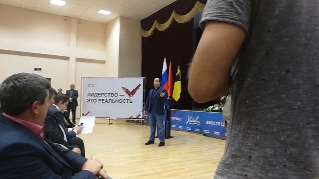 22.11.2017 :: Встреча Волошина с жителями – Дмитрий Зубарев про количество парковочных мест смотреть онлайн