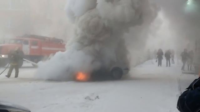 В Кемерово на Ноградской 5 сгорел автомобиль. смотреть онлайн