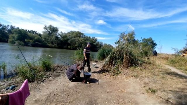 Ловим рыбу и варим уху на костре смотреть онлайн