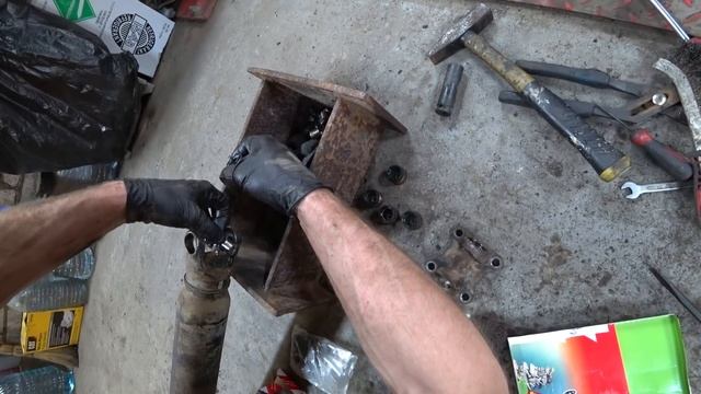 LC 200. Замена крестовины заднего карданного вала смотреть онлайн