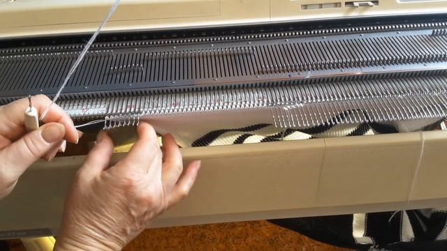 Вывязывание горловины по спинке. Отделка изделия.Часть 4 смотреть онлайн