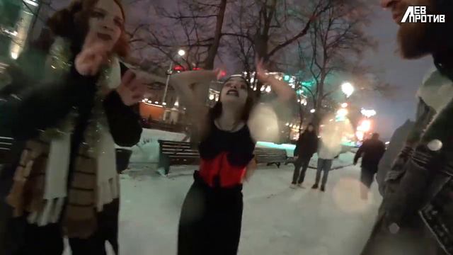 ЛЕВ ПРОТИВ что она творит??? полная жэсть в парке!!!