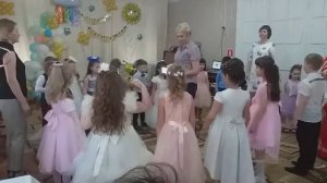 Танец дружбы на выпускном утреннике в подготовительной группе "Капитошка"