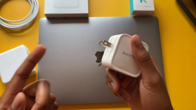 Testing Apple & RavPower 61-watt USB C Power Adapters | Is Apple's Power Adapter Worth The Price? смотреть онлайн