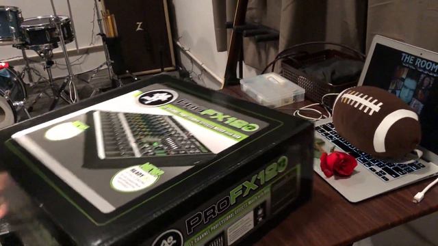 Mackie ProFX12v2 Mixer Unboxing смотреть онлайн