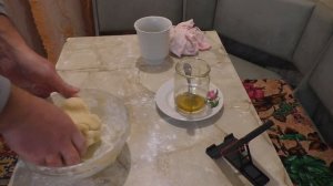 Изготовление канди самый простой рецепт. 250мл мёда + сахарная пудра = 1200гр канди.